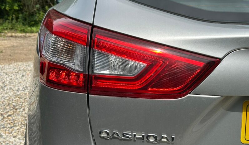 
								Nissan Qashqai 1.2 DIG-T Acenta 2WD Euro 5 (s/s) 5dr full									