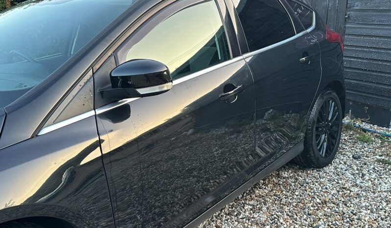 
								Ford Focus 1.0T EcoBoost Zetec Euro 5 (s/s) 5dr full									